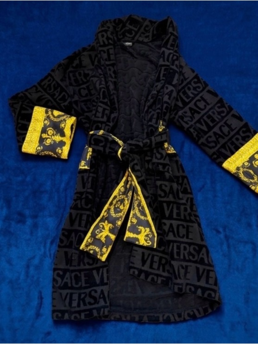 Authentic Versace I Love Baroque Bathrobe
Black & Gold Medusa Barocco Print